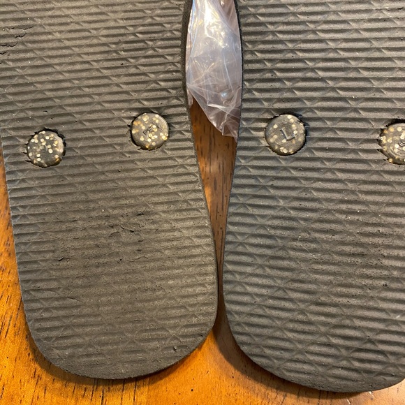 MLB Cincinnati Reds flip-flops. I am guessing on the size, between 6-7 - Picture 10 of 11